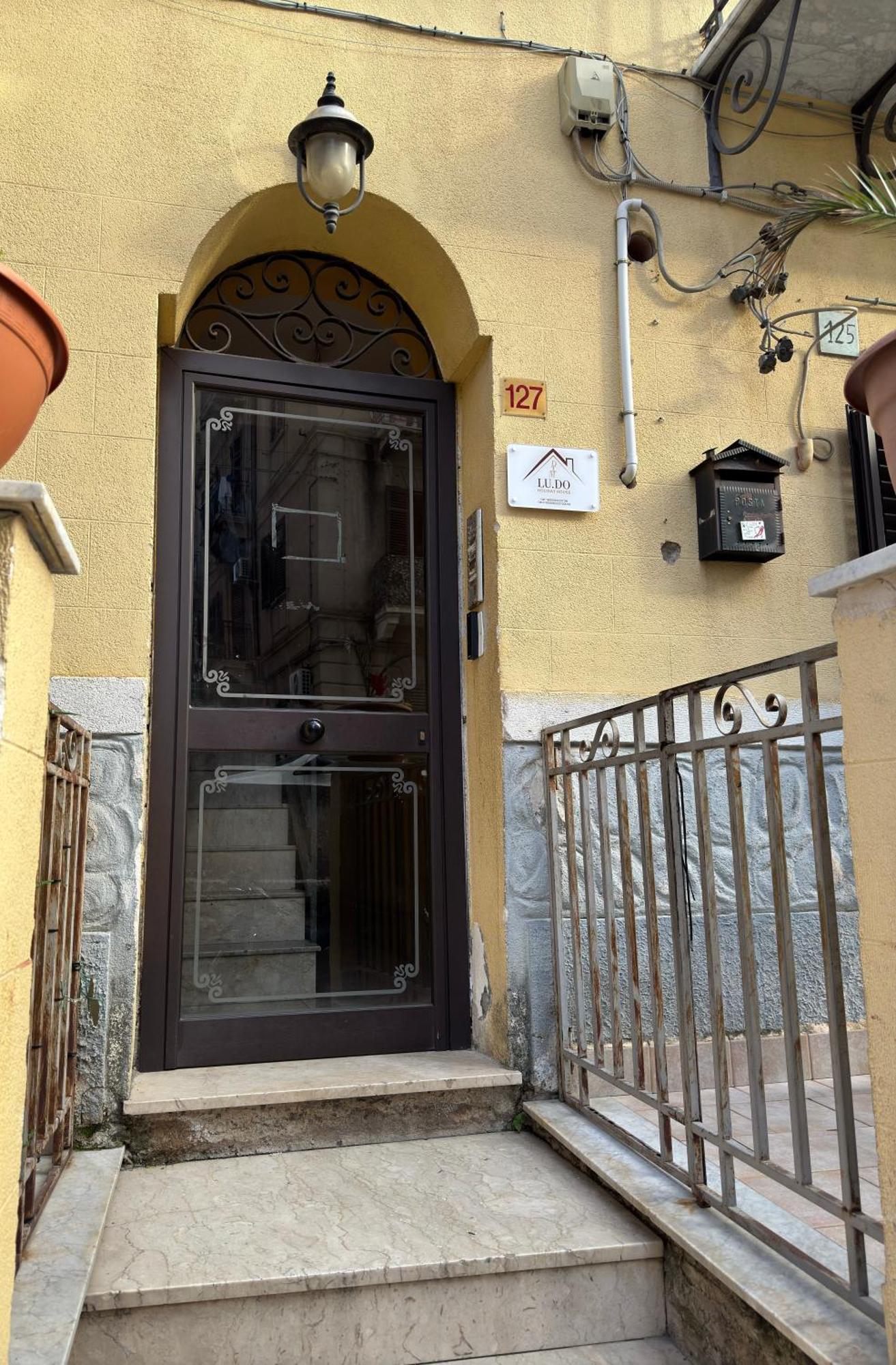 Ludo Holiday House - Charming Con Patio A Due Passi Dalla Cattedrale Palermo Luaran gambar